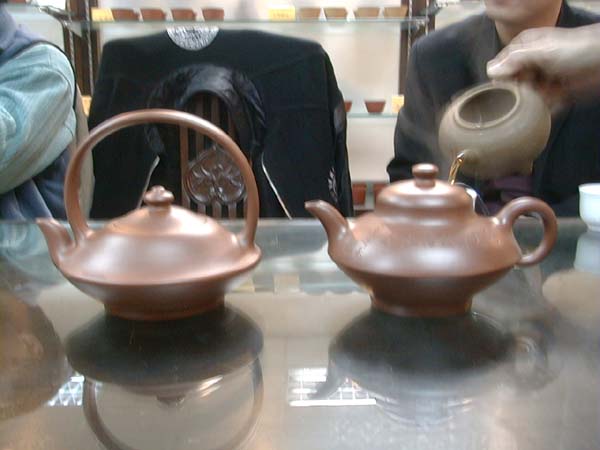 0161老兄特地从家中带来险些夺魁的方小龙精品“同心提梁壶”(左壶)，为和该壶相媲美，老朽也掏出启骧书铭之方小龙制‧合欢壶(右壶)来两相呼应，....只是，当天老朽打咯不止，所以画面就.......，嘻！包涵！包涵！