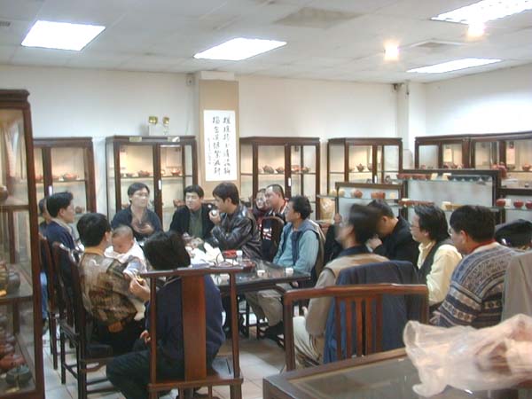 第二届真壶会员俱乐部活动当天承蒙众会员专程带来珍藏多年的老普洱茶，让大家众乐乐，图示为正热烈讨论中之一景！