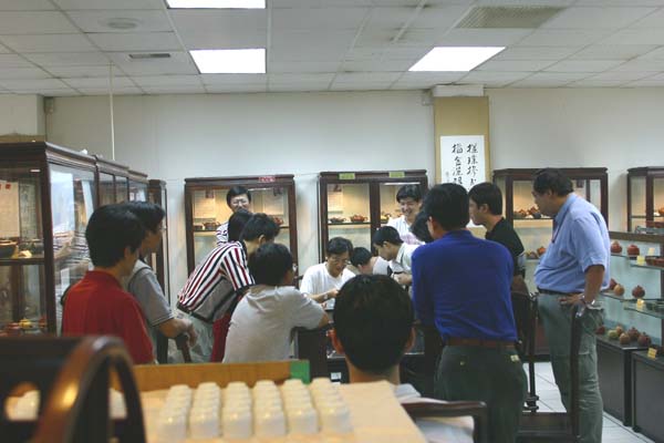 56壶狂老兄掏出宝贝茶试泡，引来一票好奇的会员聚观评论之，....嘿！嘿！.....只是到底是啥宝贝，就需问问当天的会员罗...。