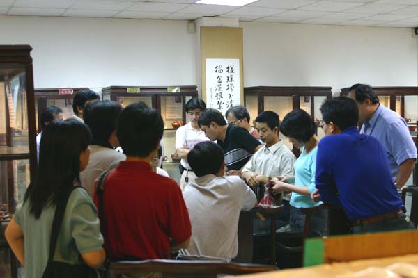 56壶狂老兄正泡茶，却不知215老兄拿些啥宝贝给壶狂兄...。