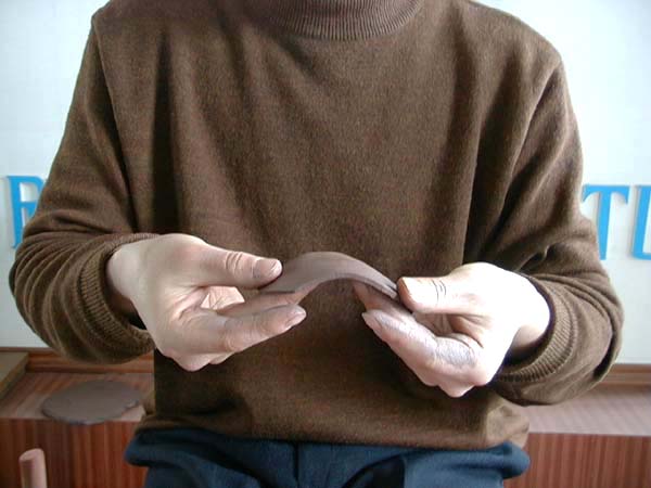 5、将呈平面的壶身泥片，用手弯捏成所须的壶身曲线、弧度。﹝四片均须相符，且角度一致﹞