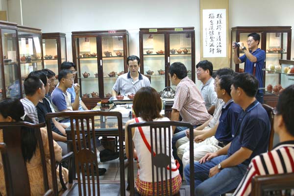茶会中，大伙正在讨论的一景。